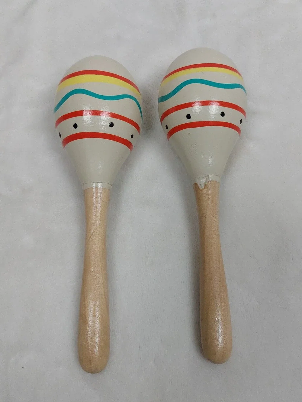 WHITE PAINTED FESTIVE WOODEN PLAY PRETEND MUSICAL INSTRUMENT SHAKER MARACAS (2)
